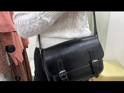 ❤️ Offentlig onani av den unga slynan FeralBerry med en dildo i provrummet ❌ Pornvideo at us ❤
