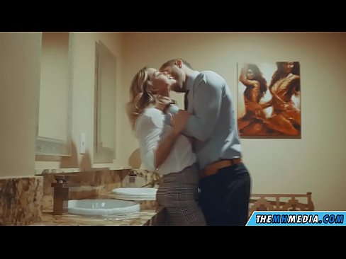 ❤️ När en bystig blondin förför dig på en offentlig toalett ❌ Pornvideo at us ❤